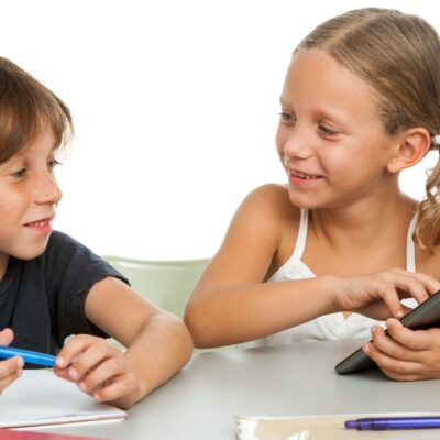 Två barn med ipad