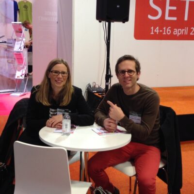 Ulrika Brolinson och Tobias Berger vid ett bord