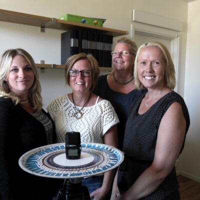 Fyra personer runt en mikrofon