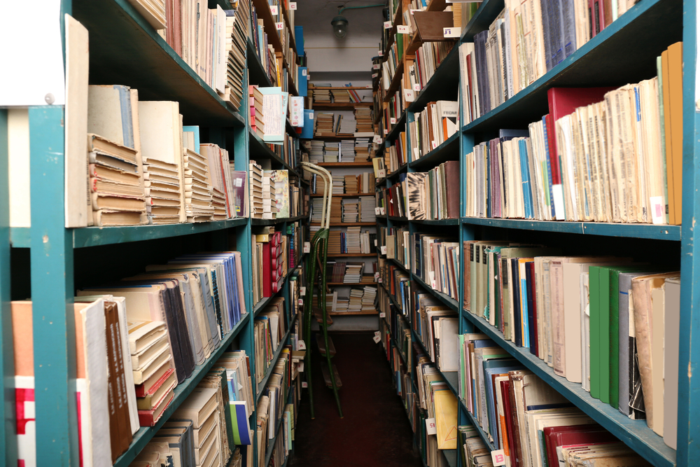 Smal gång mellan hyllor i ett bibliotek