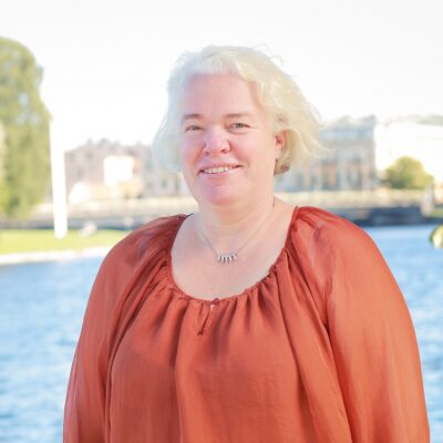Maria Holm framför Klarälven halvbild