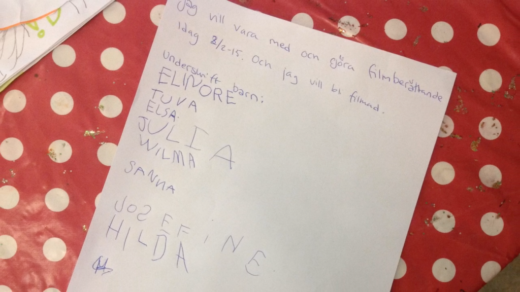 Papper där barn skrivit sitt namn