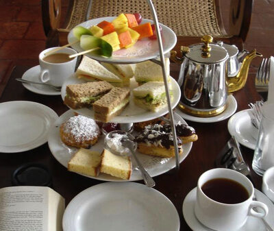 afternoon tea med ett kakfat