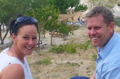 Lärare Anna och David utomhus