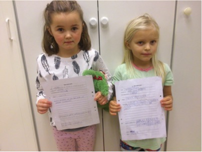 Två elever i förskoleklass