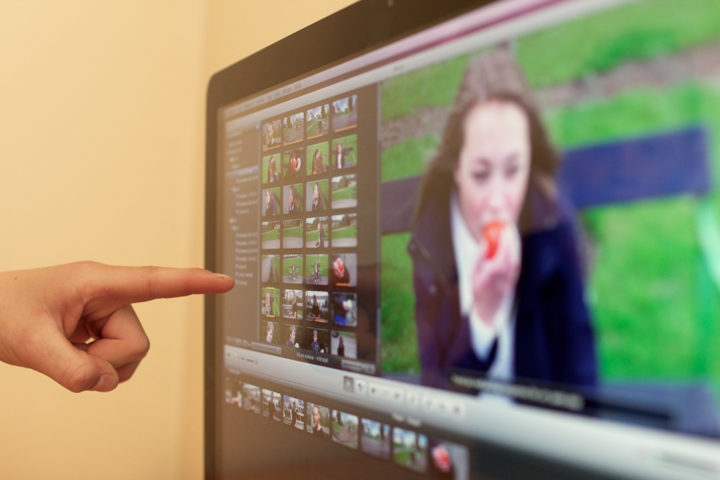 Finger som pekar på videoredigering