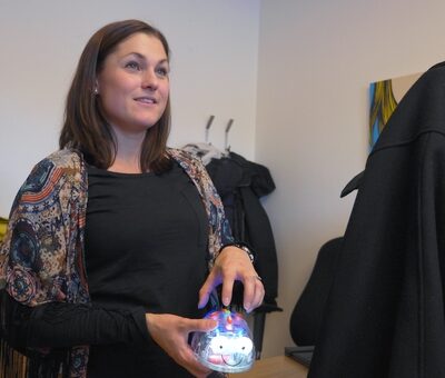 IT-pedagog Anna Stefansson med en Blue-bot