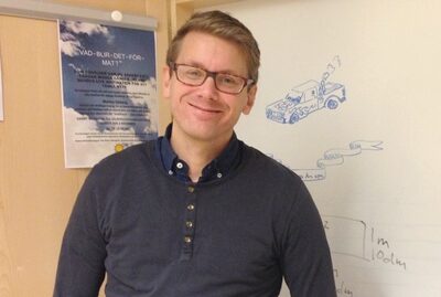 Jonas Engstrand framför tavlan