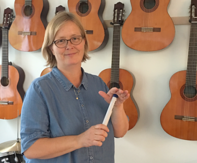 Ingrid Linder visar plaströr