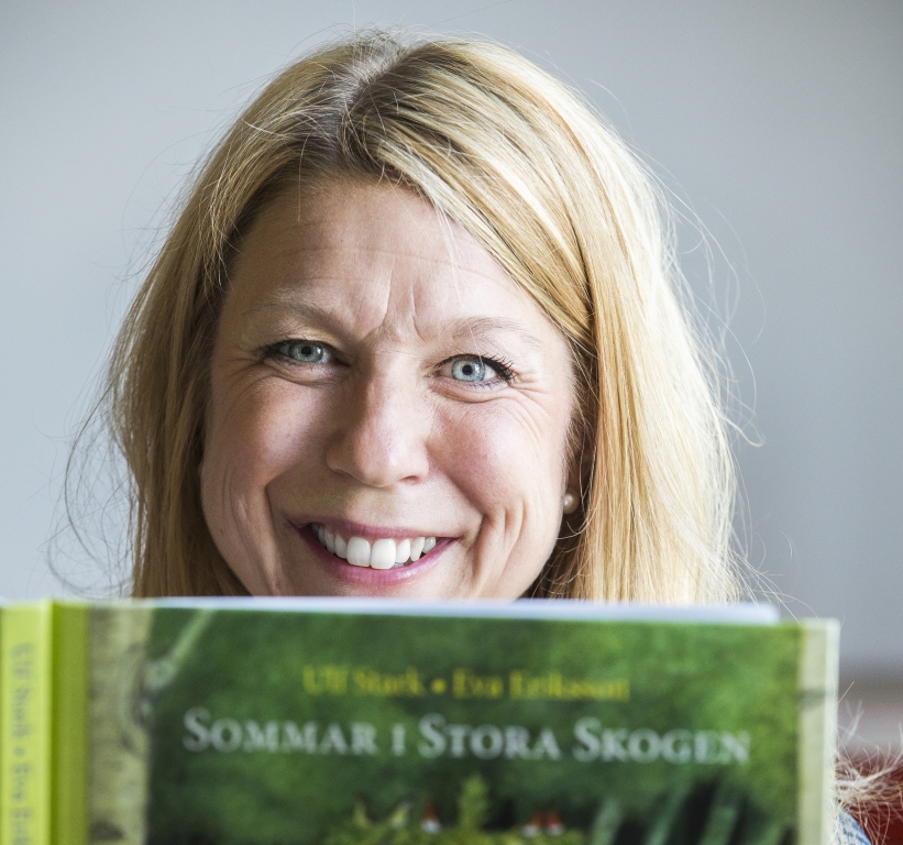 Kvinna med bok framför sig.