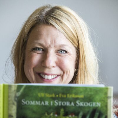 Kvinna bakom bok.