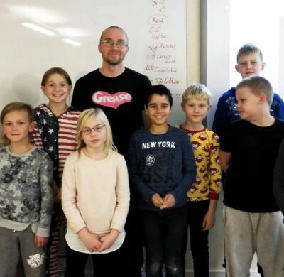 elever och en författare på besök i ett klassrum
