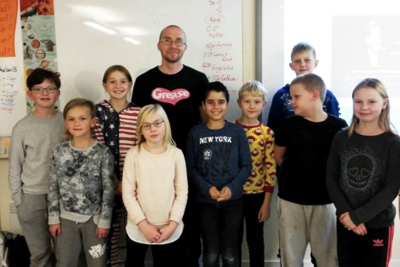 elever och en författare på besök i ett klassrum