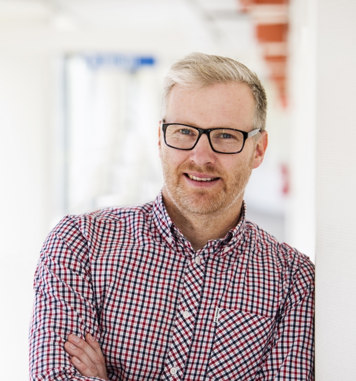 En man - Daniel Olsson lutar sig mot en vägg