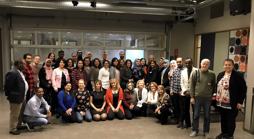 En grupp med 40 modersmålslärare uppställda för en gruppbild