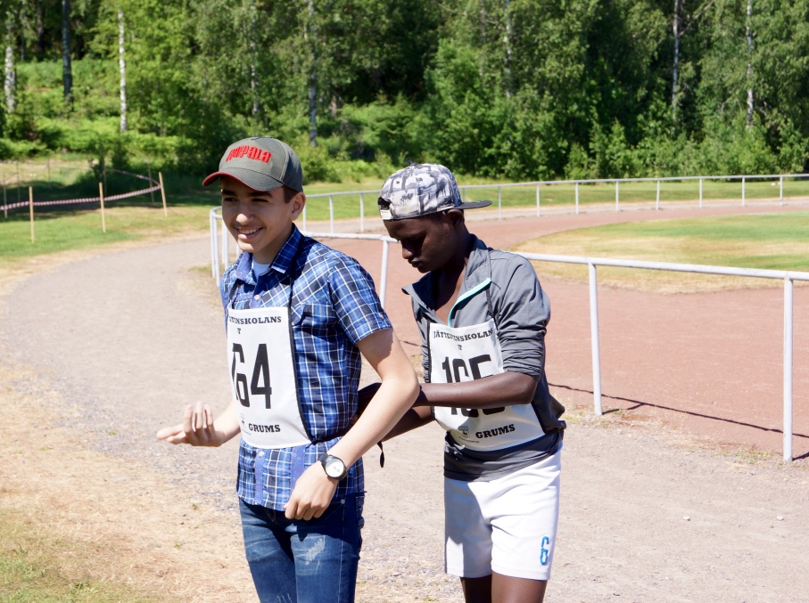 En elev hjälper en annan elev med nummerlapp