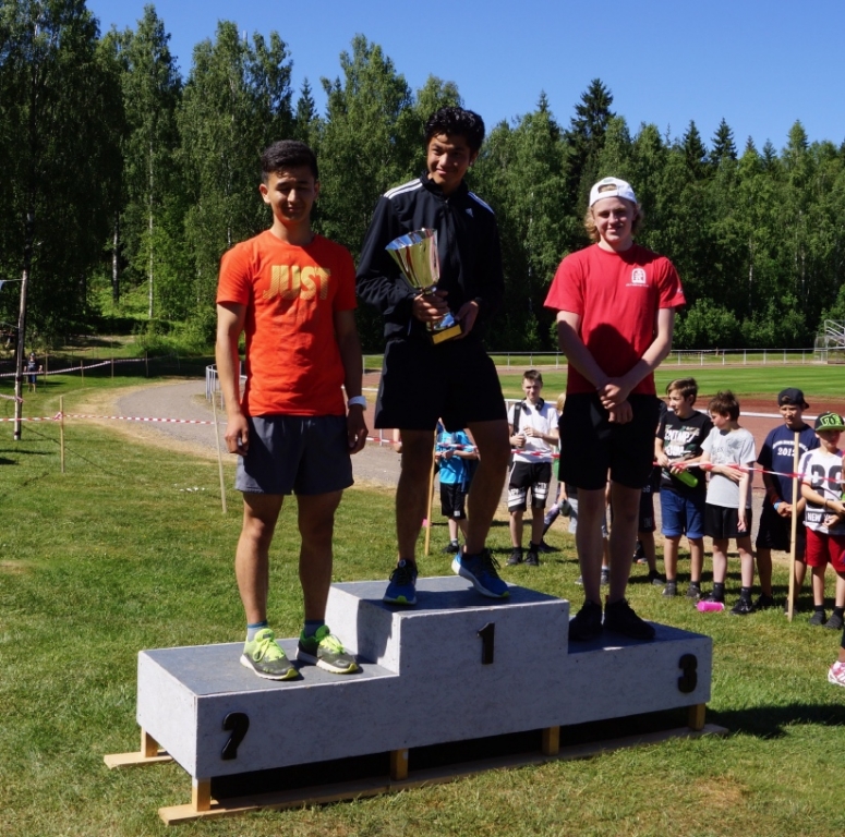 tre pojkar på prispallen