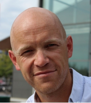 Michael Tengberg porträtt utomhus i närbild i blå/vitrandig skjorta