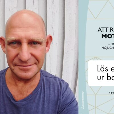 Stefan Jerkeby i blå t-shirt och omslaget på hans bok Att redan vara motiverad, med texten "Läs ett kapitel ur boken"