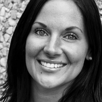 Leende kvinna med mörkt hår, svartvit närbild