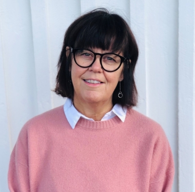 Anette Forssten Seiser i rosa tröja, med mörkt hår och svarta glasögon