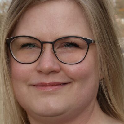 Sara Wahlberg med långt ljust hår och glasögon.