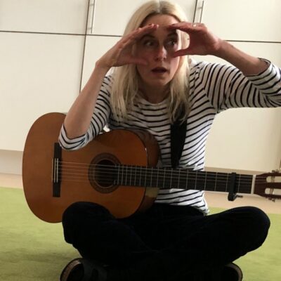 Tittar ut_Bild
