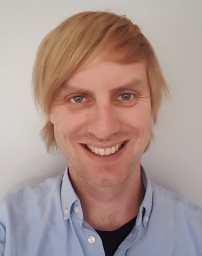 Man med blont hår i blå ljusblå skjorta