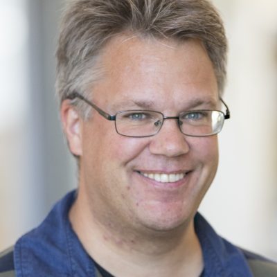 Forskare Jesper Haglund, leende i glasögon och pikétröja.