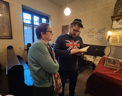 Ulrika Fröding och Robin Hall under vårt besök hos Jakab Gláser Foundation (judisk stiftelse) som höll i besök i en synagoga samt en interaktiv upplevelse baserad på att vara judisk under andra världskriget. Budapest, november 2019.