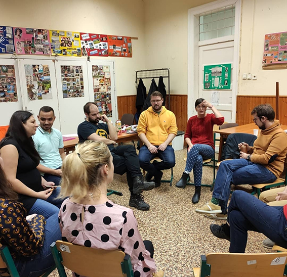 Workshop med UCCU Foundation, en romsk stiftelse som arbetar mot fördomar. På bild syns Katarina Ritter von Kogerer (med ryggen till, prickig tröja), sedan från vänster om henne till höger om man följer ringen, två personer från UCCU Foundation, Robert Arvidsson, Robin Hall, Eszter Minich och Gyuri Iván. På Apáczai Gimnázium i Budapest, november 2019.