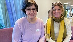 Två lärare sitter i en soffa.